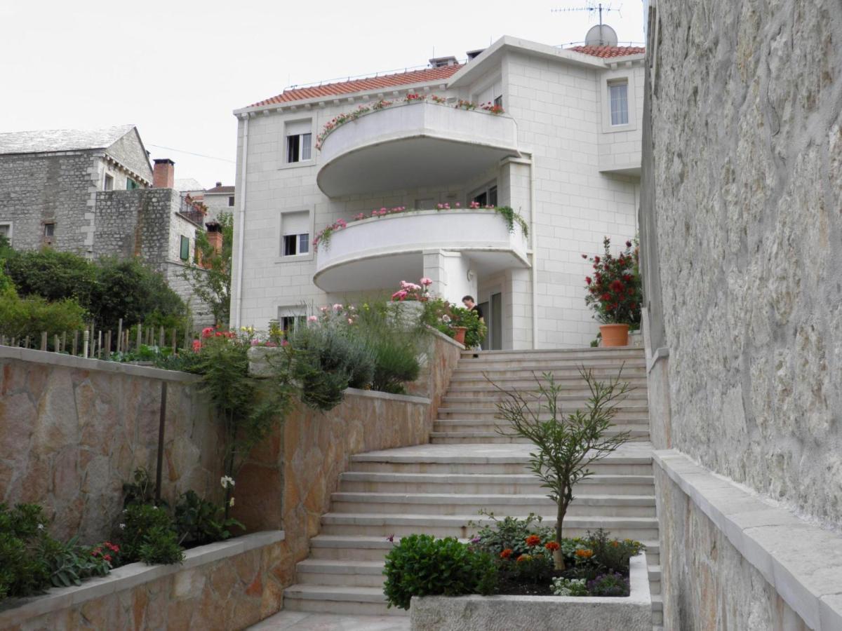 Apartment Mladinic Brac Pucisca Bagian luar foto