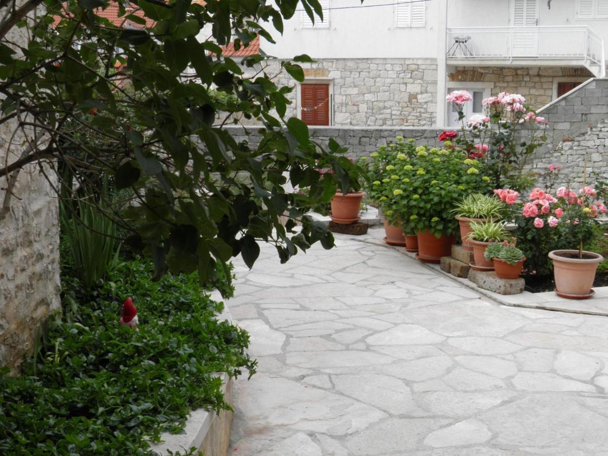 Apartment Mladinic Brac Pucisca Bagian luar foto