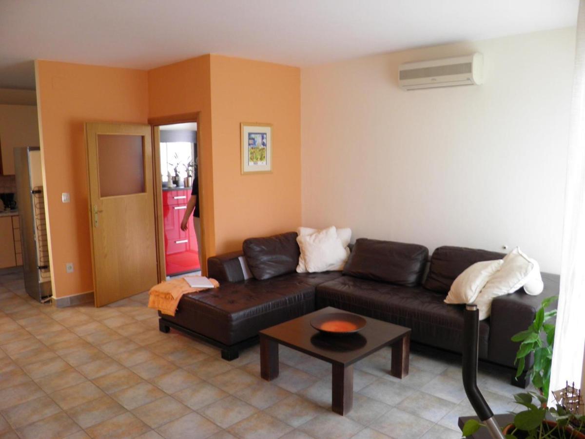 Apartment Mladinic Brac Pucisca Bagian luar foto