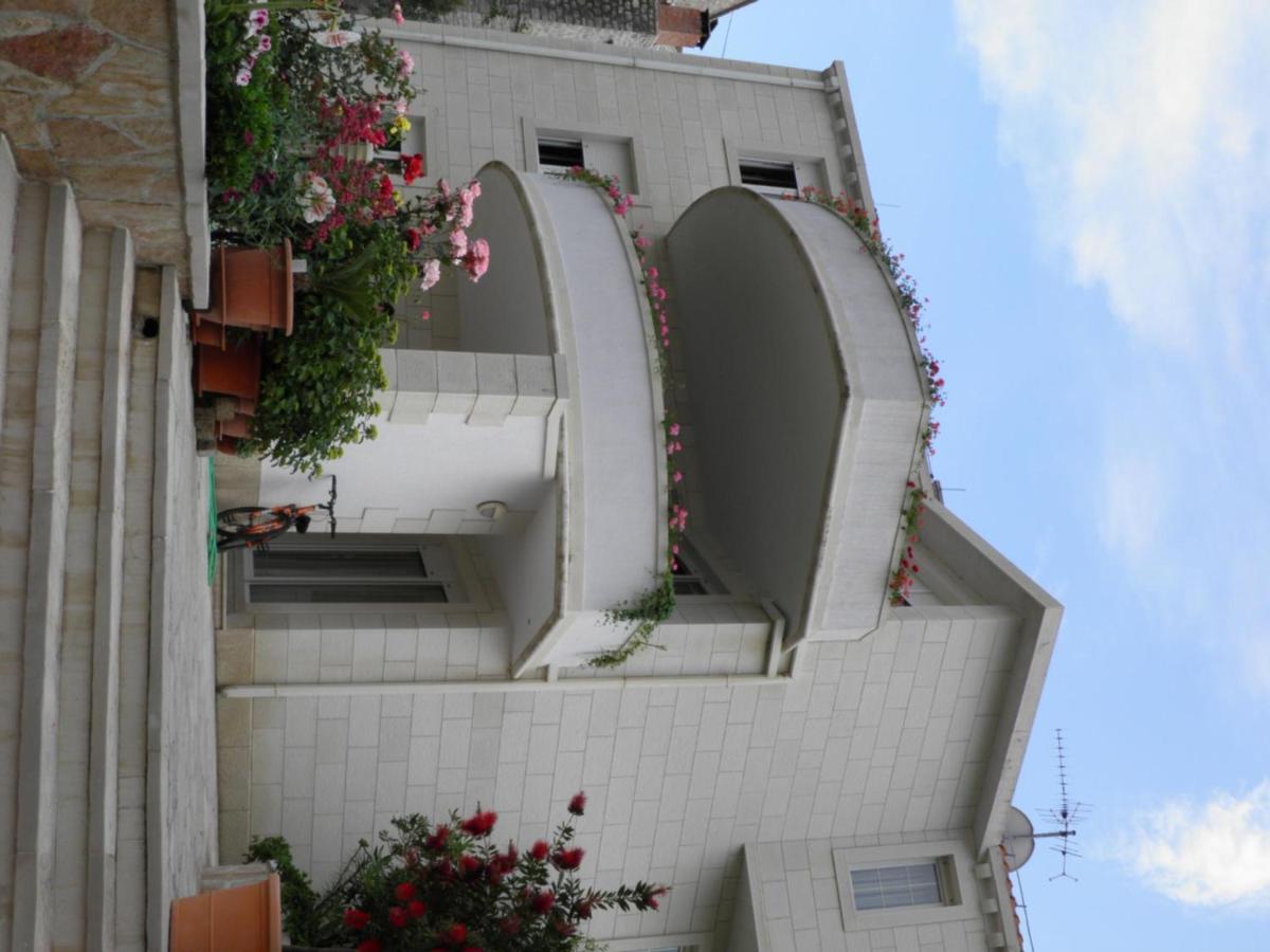 Apartment Mladinic Brac Pucisca Bagian luar foto